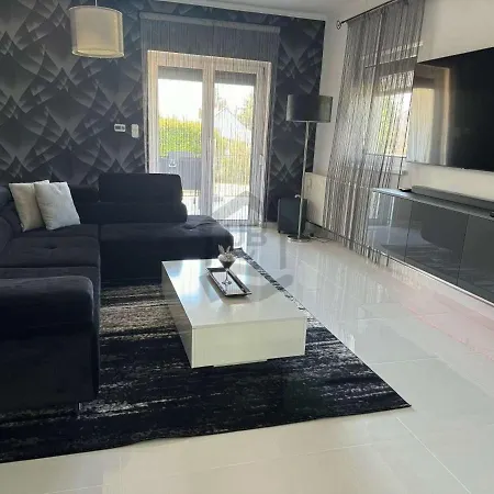 Rebeka Nyaralo Medencevel *