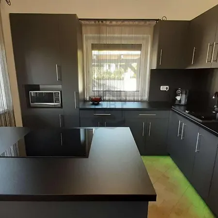 Rebeka Nyaralo Medencevel *