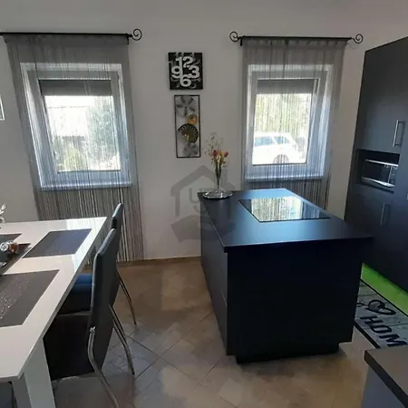 Rebeka Nyaralo Medencevel