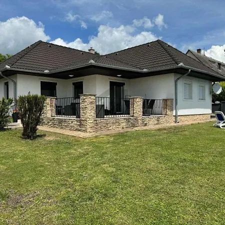 Rebeka Nyaralo Medencevel Holiday home *