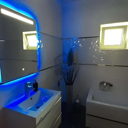 Rebeka Nyaralo Medencevel *