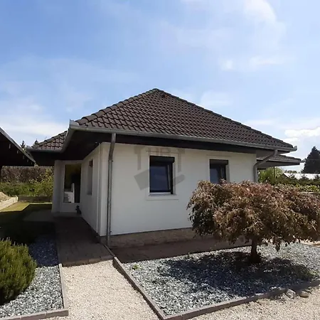 Rebeka Nyaralo Medencevel * Vonyarcvashegy